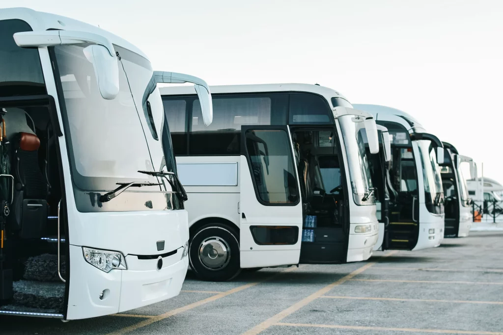 Fila de autocares blancos estacionados, listos para ofrecer servicio de autocares en Madrid
